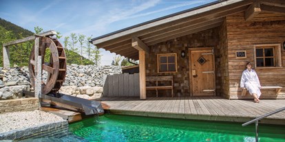 Wellnessurlaub - Allgäu - Blockhaussauna ca. 90°C 
Finnische Sauna im Freien. Schwitzen Sie bei regelmäßigen stattfindenden Aufgüssen und kühlen Sie sich im Tauchbecken ab.
 - Panoramahotel Oberjoch