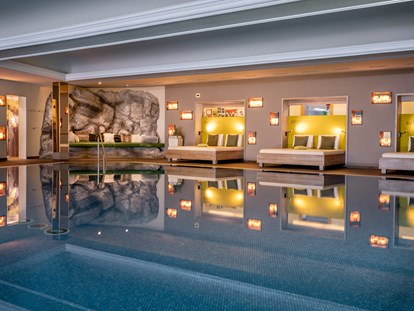 Wellnessurlaub - Lermoos - Großes Schwimmbad mit gemütlichen Kuhfellbetten - Hotel Franks