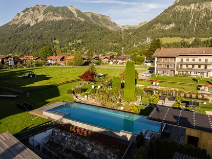 Wellnessurlaub - Ehrwald - Hotelgarten mit Infinity-Pool - Hotel Franks
