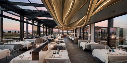 Wellnessurlaub - Lazise - Restaurant mit Cabrio-Dach und Blick auf den Gardasee - Quellenhof Luxury Resort Lazise