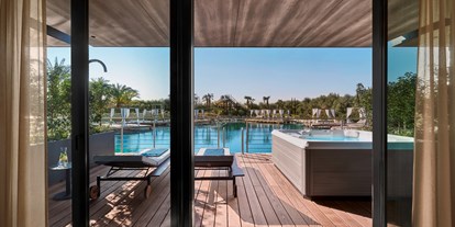 Wellnessurlaub - Pools: Schwimmteich - Italien - Suite Bella Bianca mit direktem Einstieg in den Naturbadeteich - Quellenhof Luxury Resort Lazise
