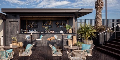 Wellnessurlaub - Umgebungsschwerpunkt: Strand - Tiki Pool Bar direkt am Infinity Pool  - Quellenhof Luxury Resort Lazise