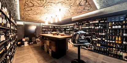 Wellnessurlaub - Umgebungsschwerpunkt: Therme - Italien - Enothek mit toller Auswahl an Weinen - Quellenhof Luxury Resort Lazise