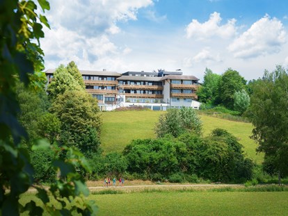 Wellnessurlaub - Parkplatz: kostenlos in Gehweite - Außenansicht Gästehaus Himmelreich - Hotel-Resort Waldachtal