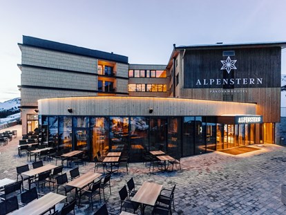 Wellnessurlaub - Parkplatz: kostenlos beim Hotel - Österreich - Außenansicht - Alpenstern Panoramahotel
