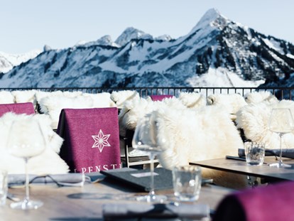 Wellnessurlaub - Nuad Thai Yoga Körperarbeit - Österreich - Terrasse im Winter - Alpenstern Panoramahotel