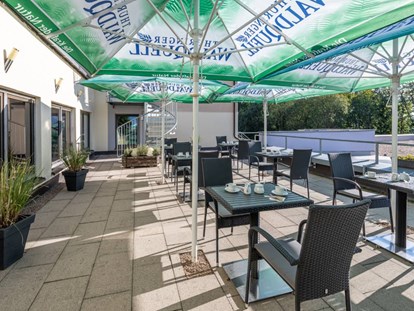 Wellnessurlaub - Fastenkuren - Frühstück im Sommer auf der Terrasse mit Waldblick - AKZENT Aktiv & Vital Hotel Thüringen