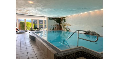 Wellnessurlaub - TCM - Traditionelle Chinesische Medizin - Indoor-Pool mit Wintergarten und Liegewiese - Hotel Am Hirschhorn