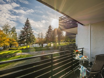 Wellnessurlaub - Umgebungsschwerpunkt: See - Komfort Zimmer & Komfort Suite - Aussicht - Sporthotel Grafenwald