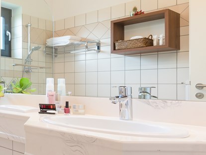 Wellnessurlaub - Honigmassage - Komfort Zimmer & Komfort Suite - Badezimmer - Sporthotel Grafenwald