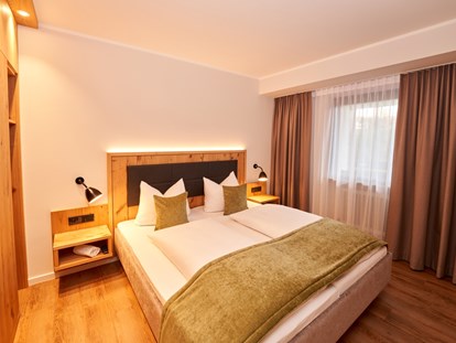 Wellnessurlaub - Honigmassage - Komfort Suite DELUXE (Schlafzimmer) - neu ab Juli 2023  - Sporthotel Grafenwald