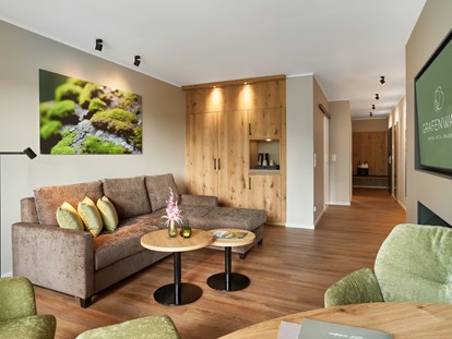 Wellnessurlaub - Honigmassage - Komfort Suite DELUXE - Wohnbereich - Sporthotel Grafenwald