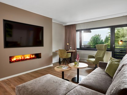 Wellnessurlaub - Umgebungsschwerpunkt: See - Komfort Suite DELUXE - Wohnbereich - Sporthotel Grafenwald