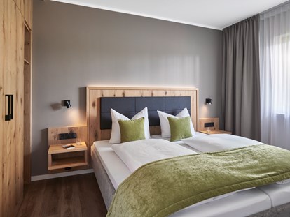 Wellnessurlaub - Umgebungsschwerpunkt: See - Komfort Suite DELUXE - Schlafzimmer - Sporthotel Grafenwald