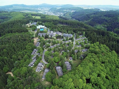 Wellnessurlaub - Parkplatz: kostenlos in Gehweite - Luftaufnahme Sporthotel & Resort Grafenwald - Sporthotel Grafenwald