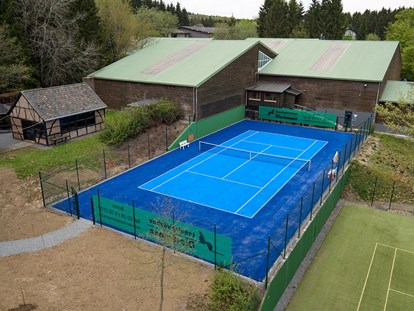Wellnessurlaub - Tennishalle und Außenplatz - Sporthotel Grafenwald