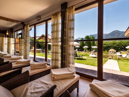 Wellnessurlaub - Meransen - Ruheräume mit Blick auf Naturbadeteich - Hotel Sun
