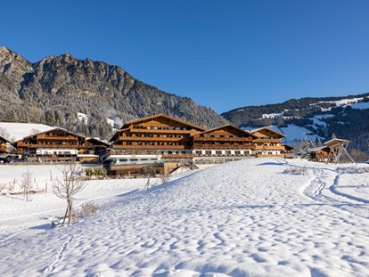 Wellnessurlaub - Dampfbad - Österreich - Winterliche Südansicht des Hotels mit Bergen im Hintergrund - Alpbacherhof****s - Mountain & Spa Resort