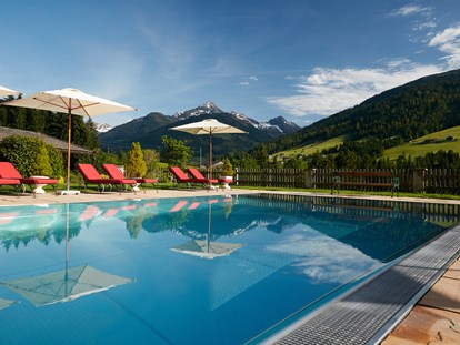 Wellnessurlaub - Babysitterservice - Österreich - Panorama Wellnessgarten mit Pool und traumhafter Aussicht - Alpbacherhof****s - Mountain & Spa Resort