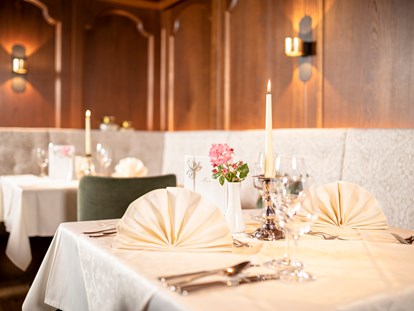 Wellnessurlaub - WLAN - Neu renoviertes Restaurant - edle Stoffe, warme Lichtelemente, stilvoll und elegant - Alpbacherhof****s - Mountain & Spa Resort