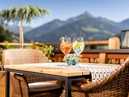 Wellnessurlaub - Gesichtsmassage - Österreich - Großzügige Sonnenterrasse mit herrlichem Panoramablick. Gemütlich fürs Frühstück oder den Nachmittagskaffee ... - Alpbacherhof****s - Mountain & Spa Resort