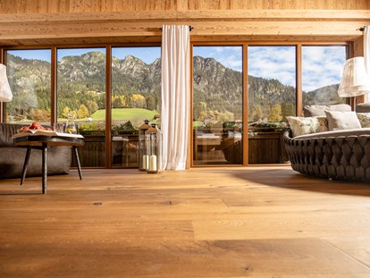Wellnessurlaub - Hotelbar - Österreich - Leselounge "Wolke 7" - gemütliches Holz, warme Farben, Bergsicht und viel Ruhe - Alpbacherhof****s - Mountain & Spa Resort
