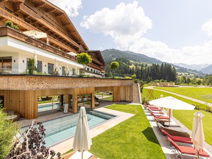 Wellnessurlaub - Paarmassage - Aussicht und Ruhe im Adults Only Garten mit Whirlpool - Alpbacherhof****s - Mountain & Spa Resort