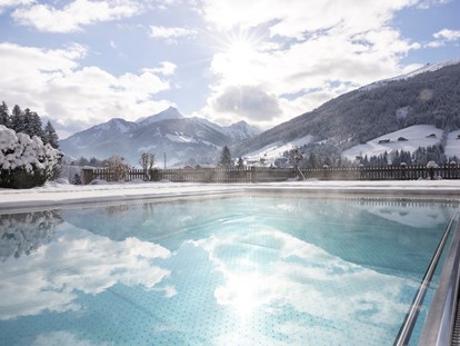 Wellnessurlaub - Tirol - Auch im Winter lohnt sich ein Bad im beheizten Außenpool. - Alpbacherhof****s - Mountain & Spa Resort