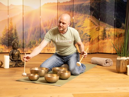 Wellnessurlaub - Preisniveau: gehoben - Klangschalenmeditation mit unserem Yogalehrer Jan - Alpbacherhof****s - Mountain & Spa Resort