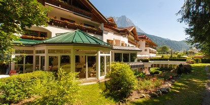 Wellnessurlaub - Zugspitze - Hotel Sommer von Außen - Hotel Alpen Residence