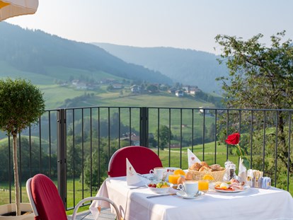 Wellnessurlaub - Meransen - Frühstück auf der Terrasse - Hotel Sonnenheim