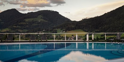 Wellnessurlaub - Steiermark - Außenpool Abends - IMLAUER Hotel Schloss Pichlarn