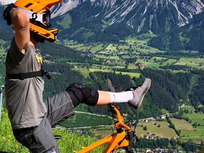 Wellnessurlaub - Hotel-Schwerpunkt: Wellness & Wandern - Österreich - 
Bikepark Schladming 2.0

Mit der 10er Seilbahn Planai geht es für Biker und ihre Sportgeräte schnell und komfortabel auf die Schladminger Planai und zu den Einstiegen der Trails.

Ein abwechslungsreiches Streckenangebot lässt im Bikepark Schladming keine Wünsche offen. Die Trails wie die Flowline, der Uphill Flow Trail und die Jumpline begeistern sowohl Einsteiger als auch Profi-Downhiller. Eine Vielzahl an Downhill-Strecken garantieren maximalen Bikespaß für alle Profis.  - Hotel Annelies