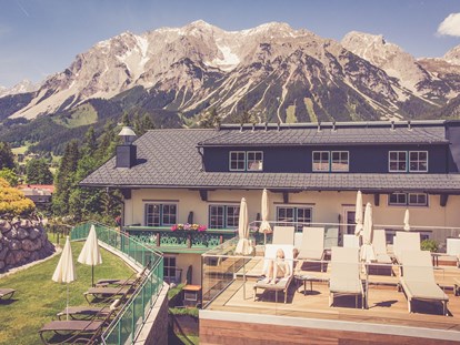Wellnessurlaub - Kräutermassage - Österreich - Sky-Sonnenterrasse mit herrlichem Panoramablick auf die Bergwelt
 - Hotel Annelies