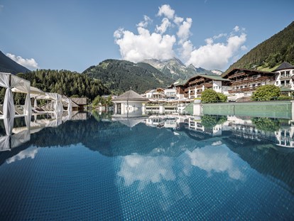 Wellnessurlaub - Umgebungsschwerpunkt: Berg - Pool Ansicht Richtung Hotel & Grünberg - STOCK resort *****s