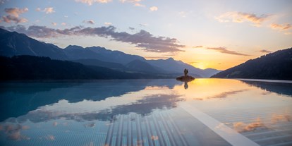 Wellnessurlaub - Pantai Luar Massage - Österreich - Infinity Pool bei Sonnenaufgang im Schütterhof - Hotel Schütterhof in Schladming