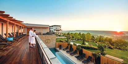 Wellnessurlaub - Golf - Österreich - textilfreie Panoramaterrasse mit Blick in die herrliche Landschaft rund im das Hotel Larimar - Hotel Larimar