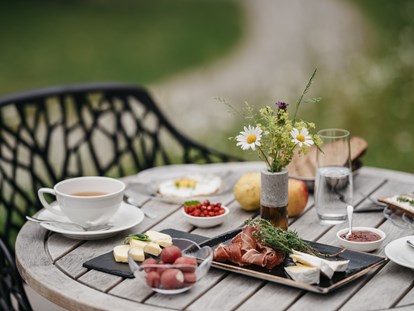Wellnessurlaub - Hirschegg (Mittelberg) - Frühstück auf der Sonnenterrasse - Das Naturhotel Chesa Valisa****s