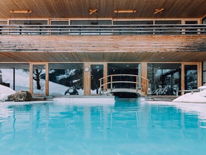 Wellnessurlaub - Hamam - Österreich - Pool im Winter - Das Naturhotel Chesa Valisa****s