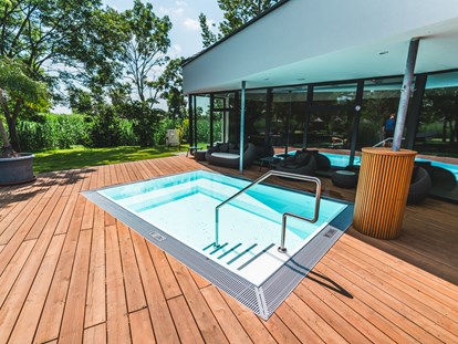 Wellnessurlaub - Pools: Schwimmteich - Österreich - Relax-Outdoor-Pool im Wellness- und Saunaparc - VILA VITA Pannonia