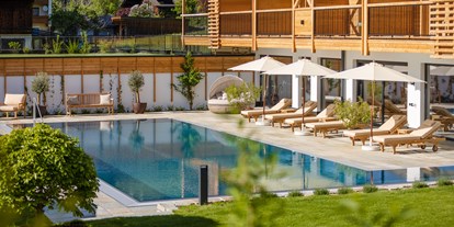 Wellnessurlaub - Hamam - Österreich - Gartenpool für Abkühlung und zum ausgedehnten Schwimmen - Natur Resort Rissbacher