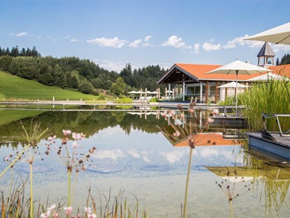 Wellnessurlaub - Pools: Sportbecken - Das Haus am See mit Natursee im Sommer. - Haubers Naturresort