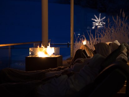 Wellnessurlaub - Hotel-Schwerpunkt: Wellness & Gesundheit - Das Feuer auf der Terrasse beim Haus am See sorgt für Wärme und Erholung. - Haubers Naturresort