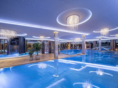 Wellnessurlaub - Hotelbar - 20 m Indoorbecken mit Attraktionspools und Wasserfallturm - 5-Sterne Wellness- & Sporthotel Jagdhof