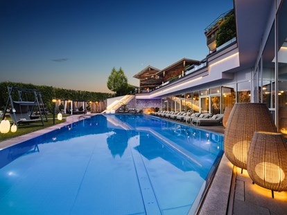 Wellnessurlaub - Pools: Infinity Pool - 25 m langer, ganzjährig beheizter Infinity-Pool mit Sprudelliegen - 5-Sterne Wellness- & Sporthotel Jagdhof