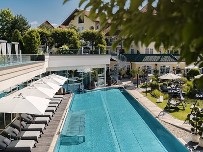 Wellnessurlaub - Pools: Infinity Pool - 25 m Infinity-Pool im Gartenbereich - 5-Sterne Wellness- & Sporthotel Jagdhof