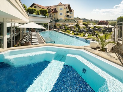 Wellnessurlaub - Pools: Infinity Pool - Whirlpool, 35 °C, mit Bodensprudel und Massagedüsen - 5-Sterne Wellness- & Sporthotel Jagdhof