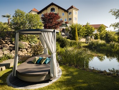Wellnessurlaub - Pools: Infinity Pool - Ruheoase mit Himmelbetten im Gartenbereich - 5-Sterne Wellness- & Sporthotel Jagdhof