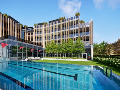 Wellnessurlaub - Parkplatz: kostenlos beim Hotel - 25 m langer Sportpool mit PowerSwim - 5-Sterne Wellness- & Sporthotel Jagdhof
