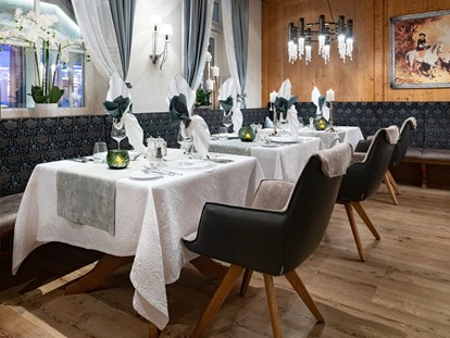 Wellnessurlaub - Honigmassage - Stilvoll eingerichtete Restaurant-Stuben - 5-Sterne Wellness- & Sporthotel Jagdhof